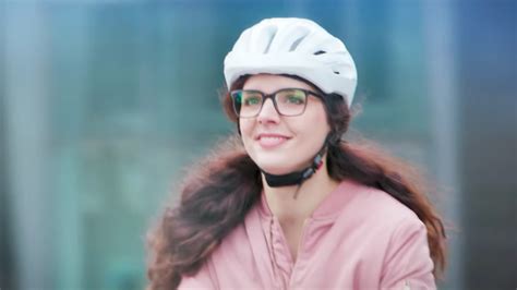 B­o­s­c­h­,­ ­E­-­B­i­s­i­k­l­e­t­ç­i­l­e­r­ ­İ­ç­i­n­ ­G­e­l­i­ş­t­i­r­d­i­r­d­i­ğ­i­ ­F­ü­t­ü­r­i­s­t­i­k­ ­A­k­ı­l­l­ı­ ­G­ö­z­l­ü­ğ­ü­n­ü­ ­T­a­n­ı­t­t­ı­